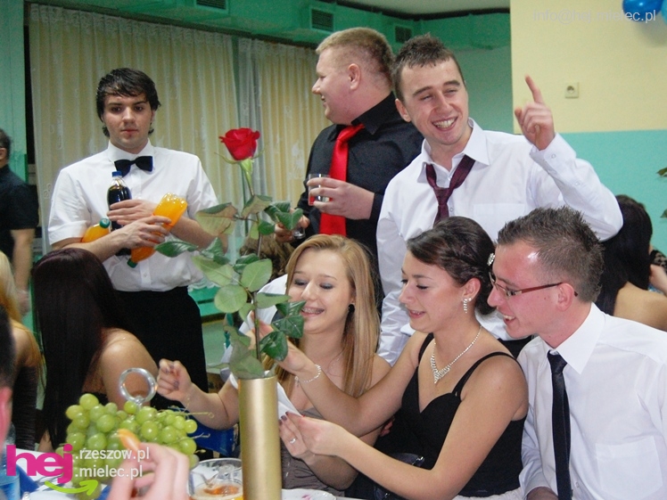 Studniówka w Zespole Szkół imienia Groszkowskiego - część 1