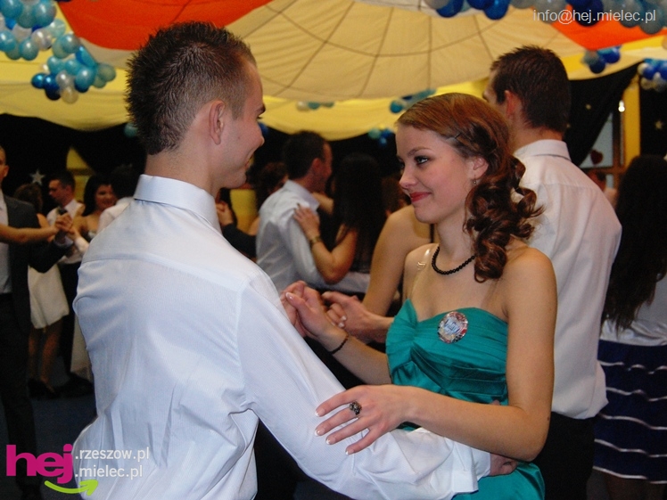 Studniówka w Zespole Szkół imienia Groszkowskiego - część 1