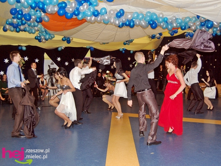 Studniówka w Zespole Szkół imienia Groszkowskiego - część 2