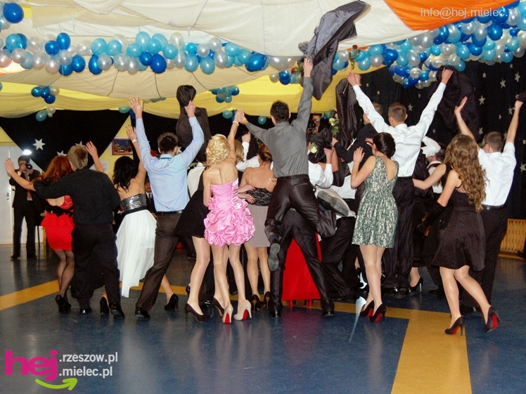 Studniówka w Zespole Szkół imienia Groszkowskiego - część 2