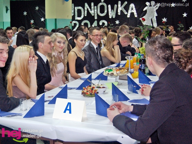 Studniówka w Zespole Szkół imienia Groszkowskiego - część 2