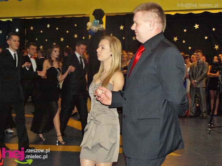 Studniówka w Zespole Szkół imienia Groszkowskiego - część 2