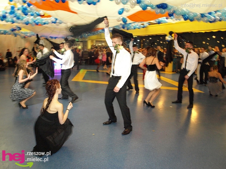 Studniówka w Zespole Szkół imienia Groszkowskiego - część 2