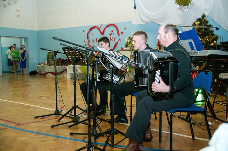 Bal Charytatywny dla Karolinki Cisło z Malinia. Zabawa, kwesta, licytacje