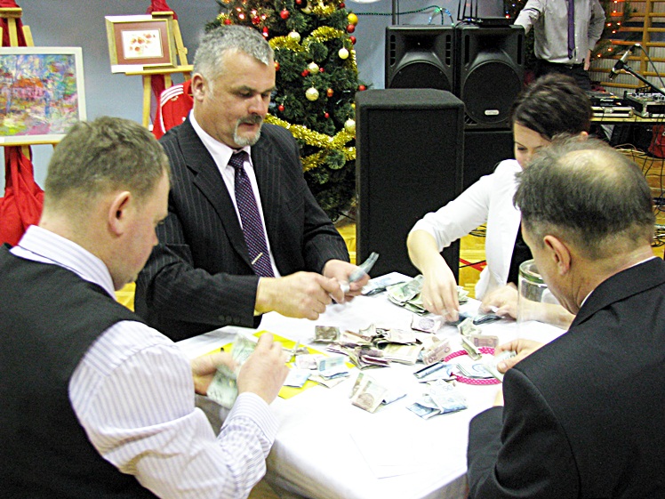 Bal Charytatywny dla Karolinki Cisło z Malinia. Zabawa, kwesta, licytacje