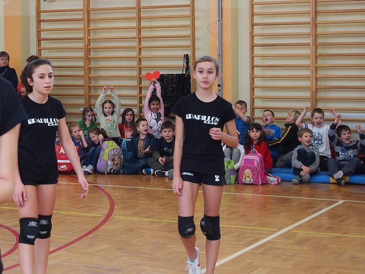 Niecodzienny mecz siatkarek w Mielcu. Zmierzyły się dwie szkolne drużyny. Charytatywnie