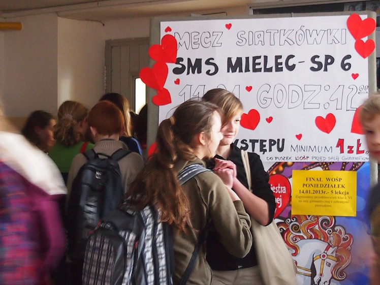 Niecodzienny mecz siatkarek w Mielcu. Zmierzyły się dwie szkolne drużyny. Charytatywnie