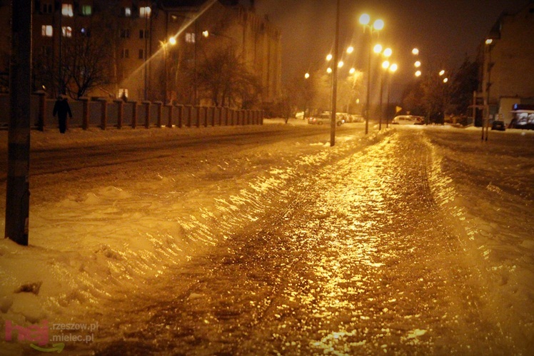 Takiej gołoledzi nie było przez lata. Chodniki jak szklanka