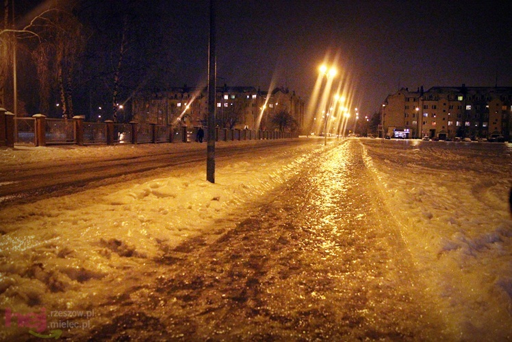 Takiej gołoledzi nie było przez lata. Chodniki jak szklanka