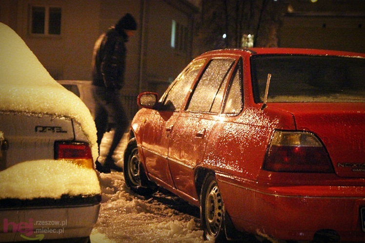 Takiej gołoledzi nie było przez lata. Chodniki jak szklanka