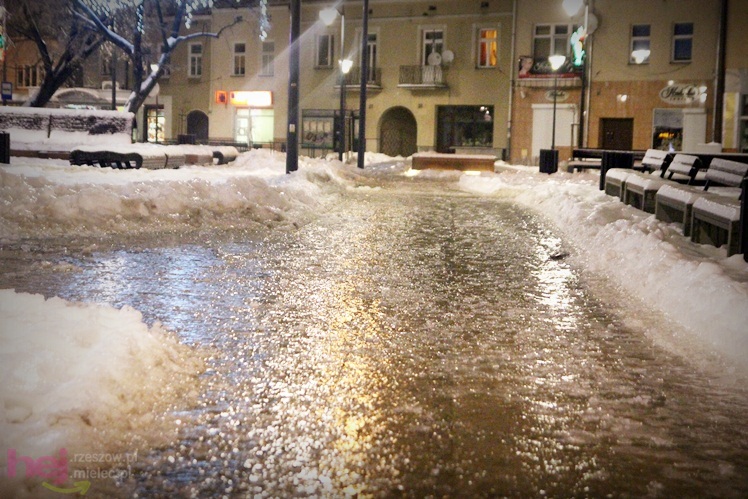 Takiej gołoledzi nie było przez lata. Chodniki jak szklanka