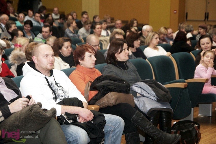 Pełna sala ciepłych serc. Zespoły SCK wystąpiły dla Karolinki z Malinia - część I