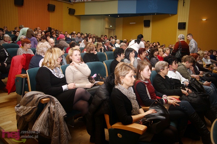 Pełna sala ciepłych serc. Zespoły SCK wystąpiły dla Karolinki z Malinia - część I