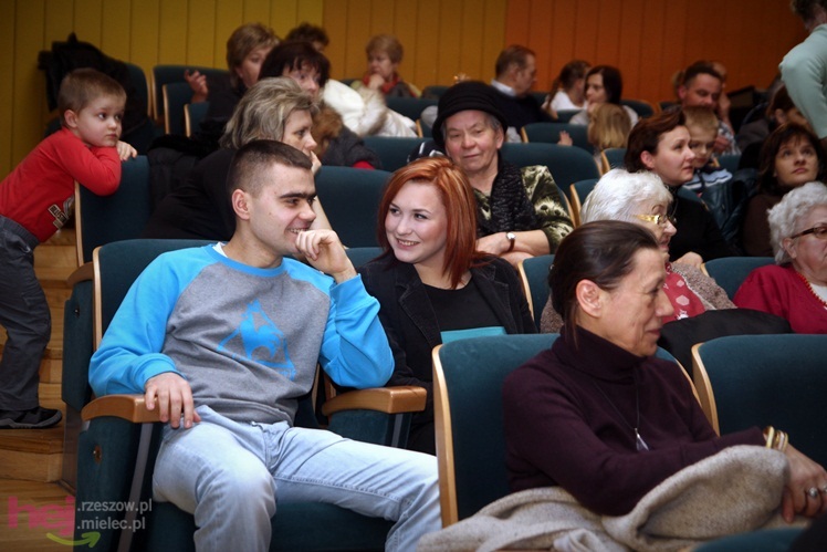 Pełna sala ciepłych serc. Zespoły SCK wystąpiły dla Karolinki z Malinia - część I