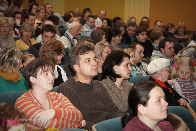 Pełna sala ciepłych serc. Zespoły SCK wystąpiły dla Karolinki z Malinia - część I