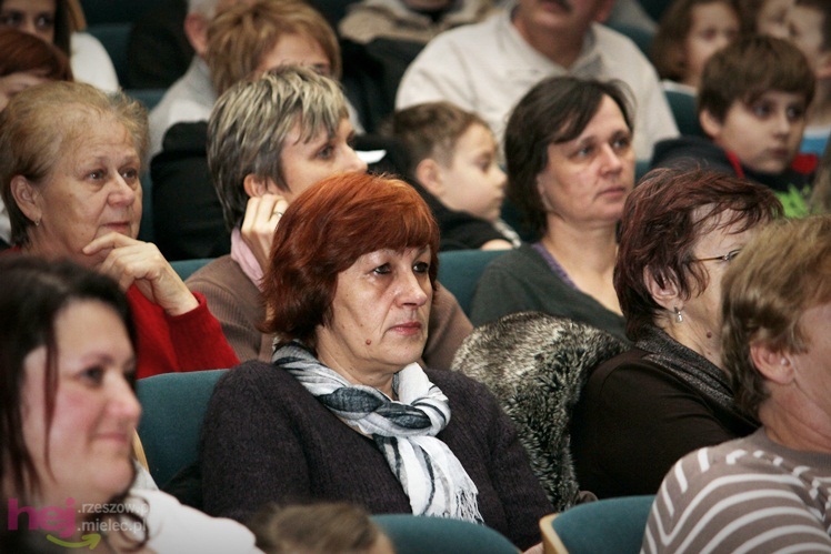 Pełna sala ciepłych serc. Zespoły SCK wystąpiły dla Karolinki z Malinia - część I