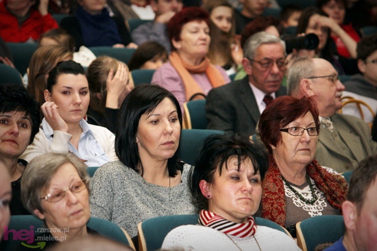 Pełna sala ciepłych serc. Zespoły SCK wystąpiły dla Karolinki z Malinia - część I