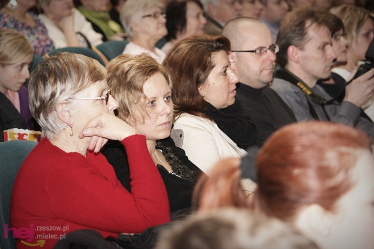 Pełna sala ciepłych serc. Zespoły SCK wystąpiły dla Karolinki z Malinia - część I
