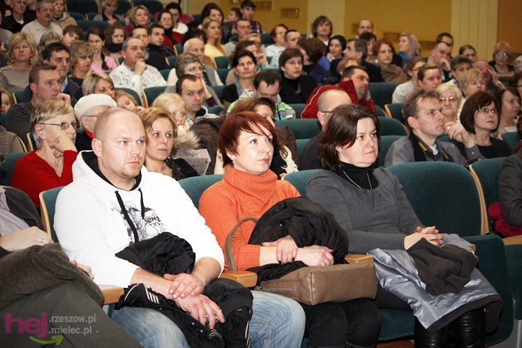 Pełna sala ciepłych serc. Zespoły SCK wystąpiły dla Karolinki z Malinia - część I