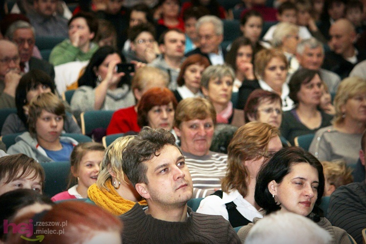 Pełna sala ciepłych serc. Zespoły SCK wystąpiły dla Karolinki z Malinia - część I