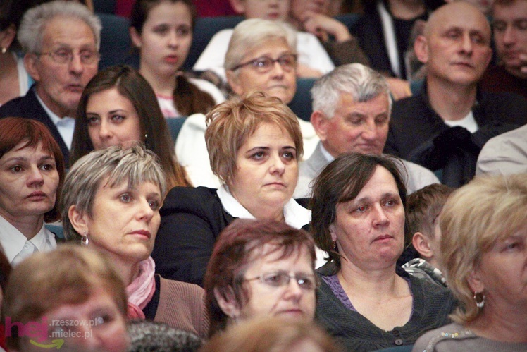 Pełna sala ciepłych serc. Zespoły SCK wystąpiły dla Karolinki z Malinia - część I