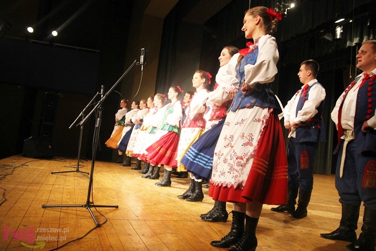 Pełna sala ciepłych serc. Zespoły SCK wystąpiły dla Karolinki z Malinia - część I