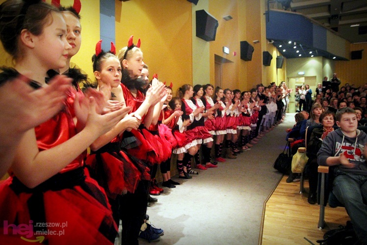Pełna sala ciepłych serc. Zespoły SCK wystąpiły dla Karolinki z Malinia - część II