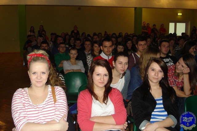 Grali i śpiewali dla chorej Karolinki. Przyszło kilkuset uczniów