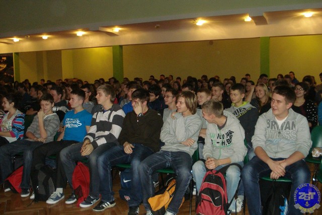 Grali i śpiewali dla chorej Karolinki. Przyszło kilkuset uczniów