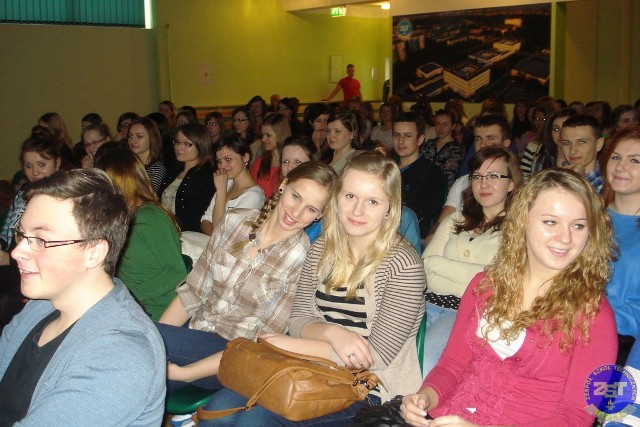 Grali i śpiewali dla chorej Karolinki. Przyszło kilkuset uczniów