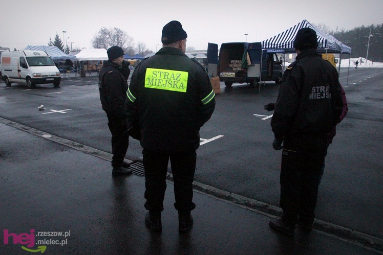 Bazar przeniesiony. Pierwszy dzień handlu na placu przy ul. Sportowej