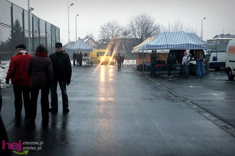 Bazar przeniesiony. Pierwszy dzień handlu na placu przy ul. Sportowej