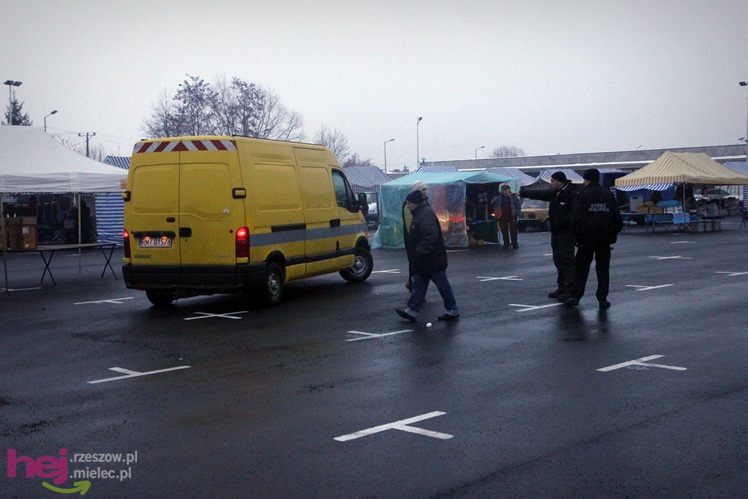 Bazar przeniesiony. Pierwszy dzień handlu na placu przy ul. Sportowej