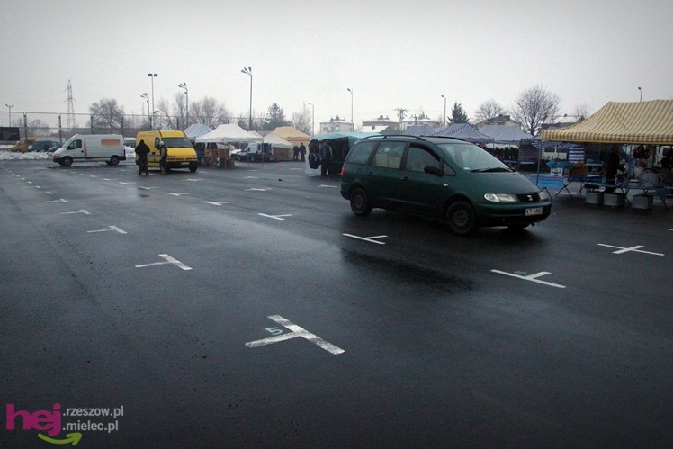 Bazar przeniesiony. Pierwszy dzień handlu na placu przy ul. Sportowej