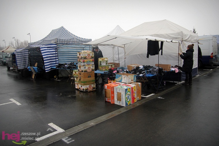 Bazar przeniesiony. Pierwszy dzień handlu na placu przy ul. Sportowej