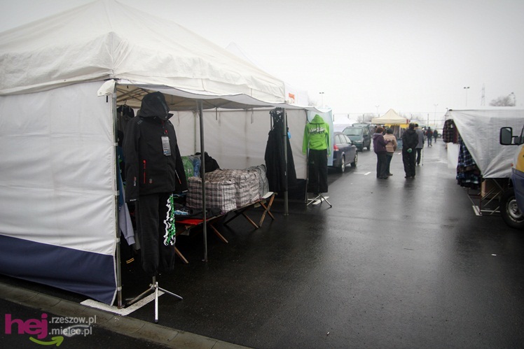 Bazar przeniesiony. Pierwszy dzień handlu na placu przy ul. Sportowej