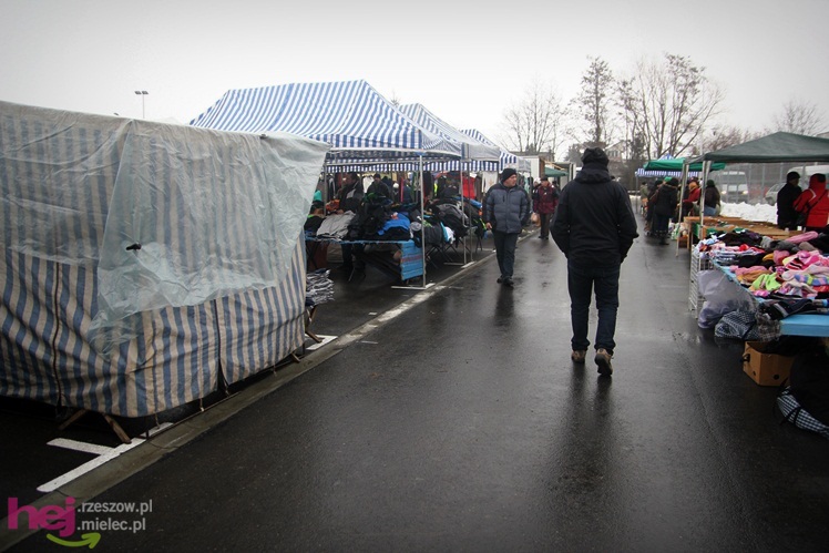Bazar przeniesiony. Pierwszy dzień handlu na placu przy ul. Sportowej