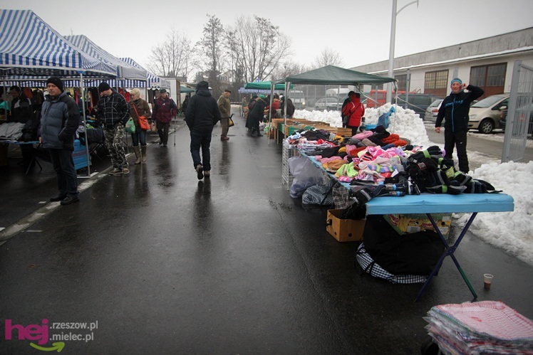 Bazar przeniesiony. Pierwszy dzień handlu na placu przy ul. Sportowej