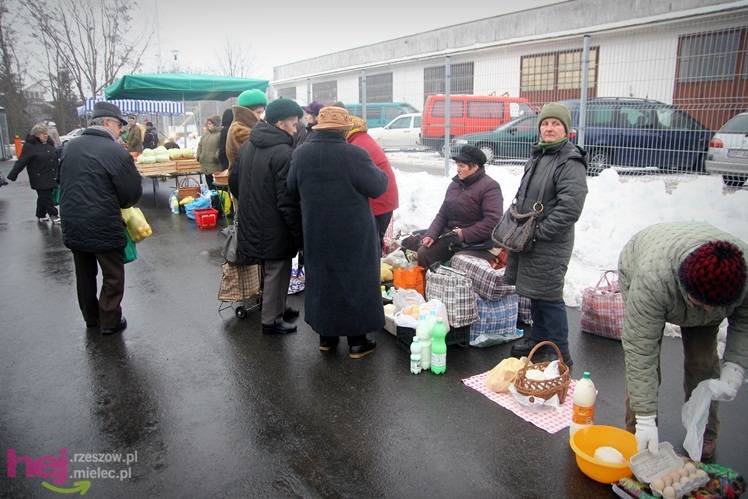 Bazar przeniesiony. Pierwszy dzień handlu na placu przy ul. Sportowej
