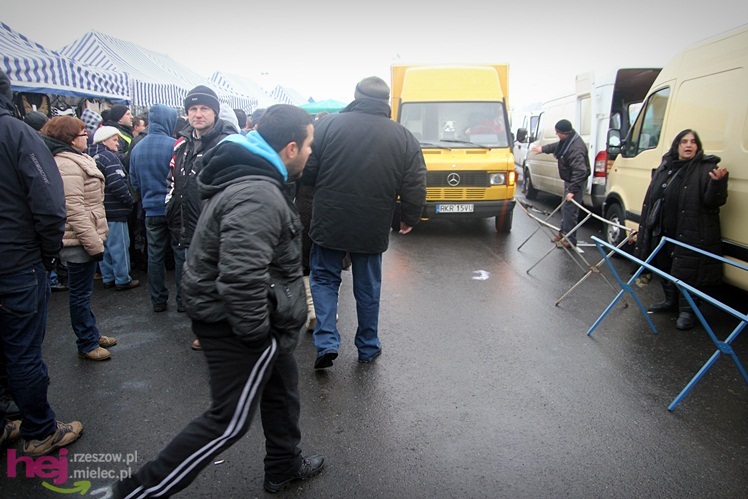 Bazar przeniesiony. Pierwszy dzień handlu na placu przy ul. Sportowej