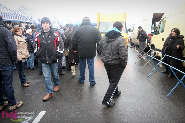 Bazar przeniesiony. Pierwszy dzień handlu na placu przy ul. Sportowej