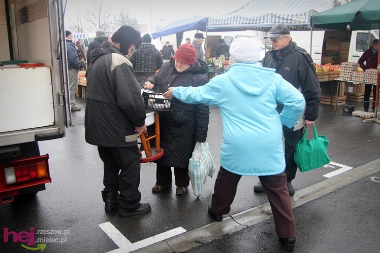 Bazar przeniesiony. Pierwszy dzień handlu na placu przy ul. Sportowej