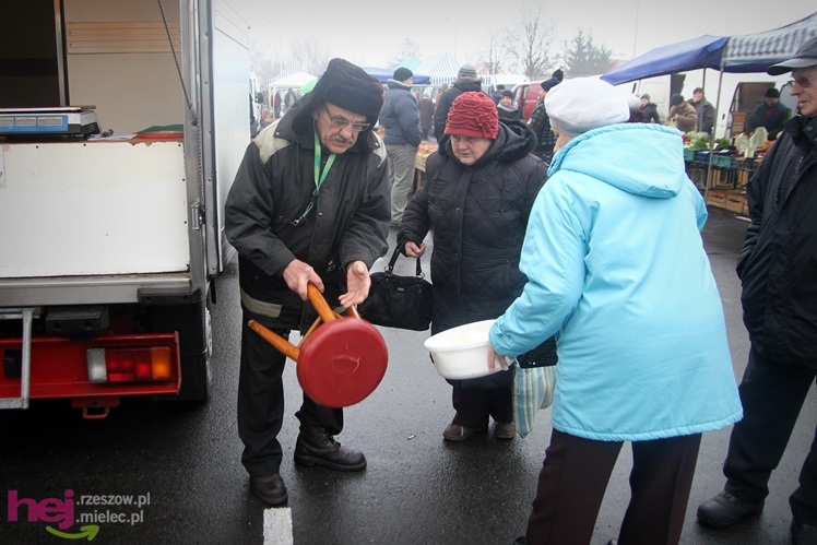 Bazar przeniesiony. Pierwszy dzień handlu na placu przy ul. Sportowej