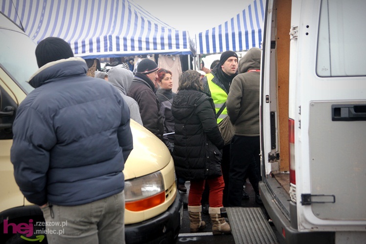 Bazar przeniesiony. Pierwszy dzień handlu na placu przy ul. Sportowej