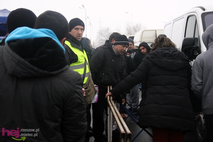 Bazar przeniesiony. Pierwszy dzień handlu na placu przy ul. Sportowej