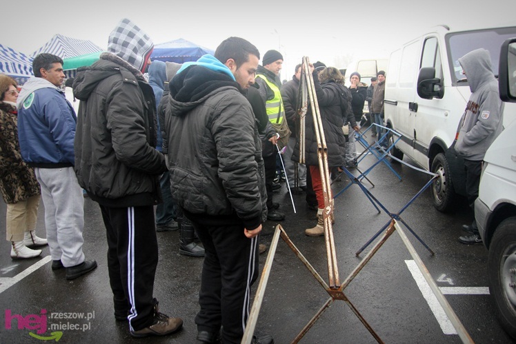 Bazar przeniesiony. Pierwszy dzień handlu na placu przy ul. Sportowej