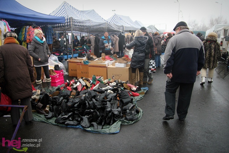 Bazar przeniesiony. Pierwszy dzień handlu na placu przy ul. Sportowej
