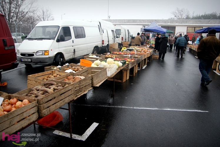 Bazar przeniesiony. Pierwszy dzień handlu na placu przy ul. Sportowej