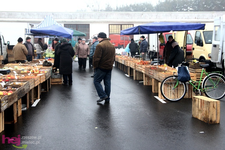 Bazar przeniesiony. Pierwszy dzień handlu na placu przy ul. Sportowej