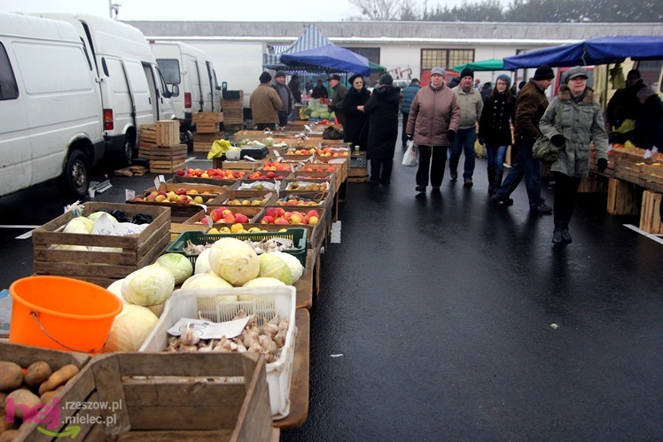 Bazar przeniesiony. Pierwszy dzień handlu na placu przy ul. Sportowej